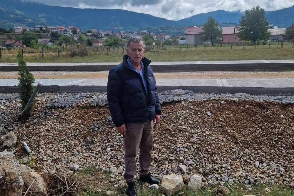 Redžepagić ispred spornog puta, Foto: Privatna arhiva