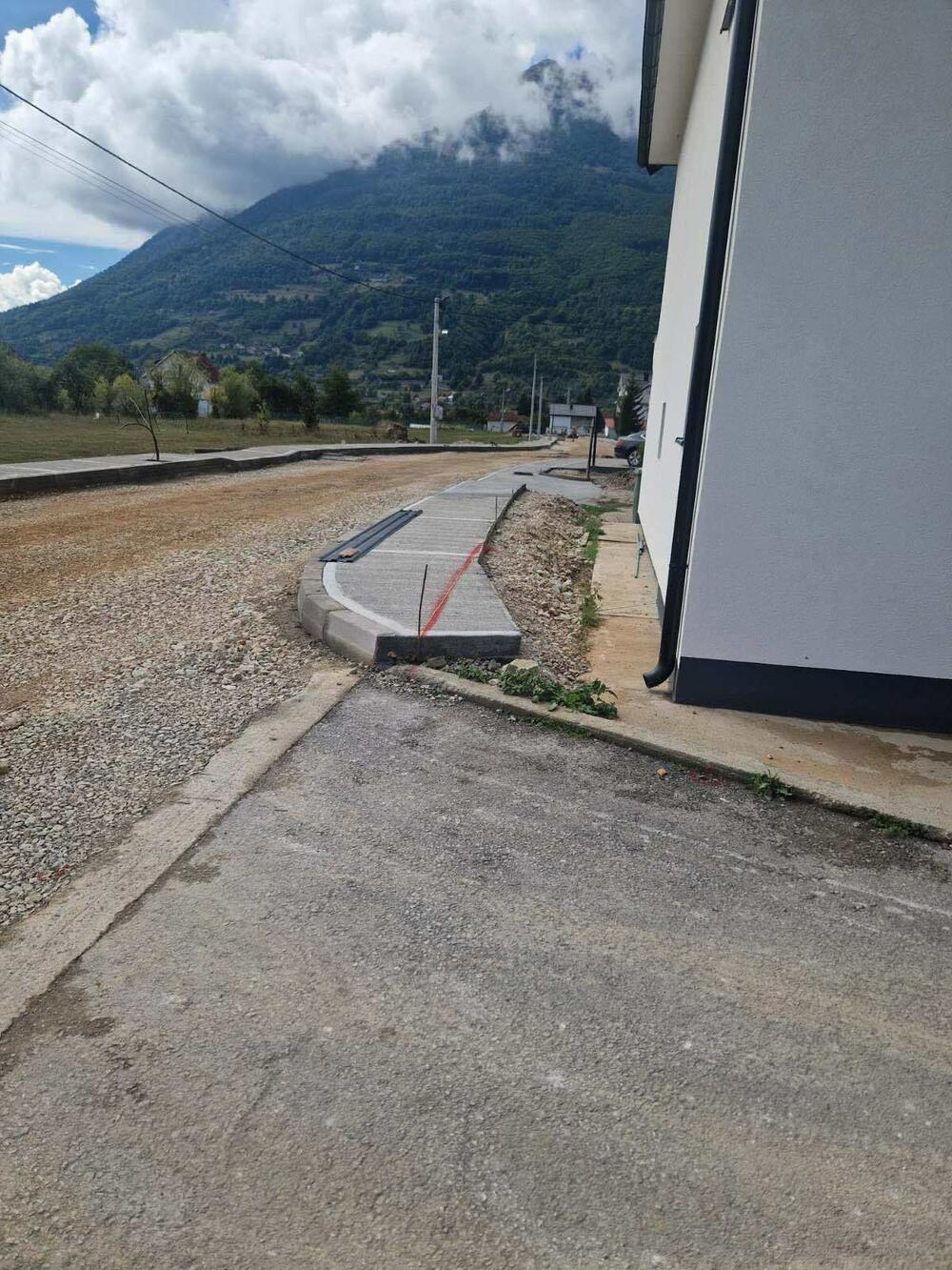 Put ispred kuće
