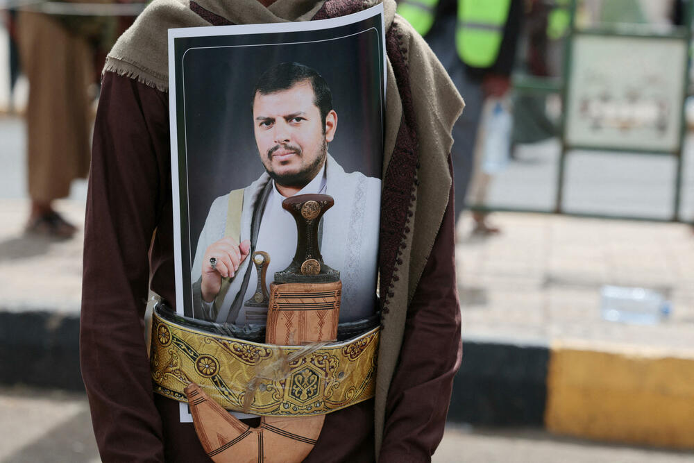 Pristalica Huta sa fotografijom lidera Abdula Malika al Hutija