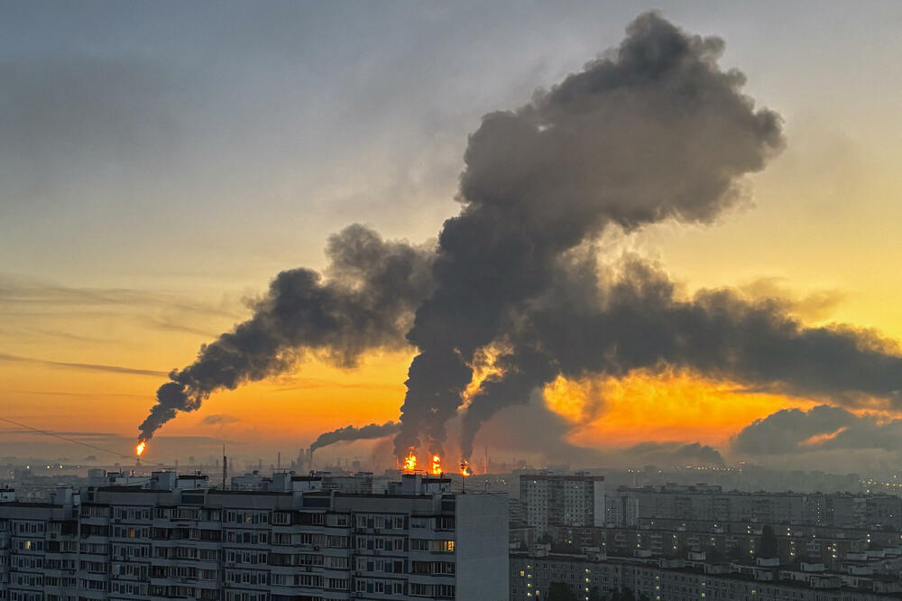 Dim iznad rafinerije nafte nakon, kako navode vlasti, ukrajinskog napada dronom, u Moskvi, Foto: Reuters