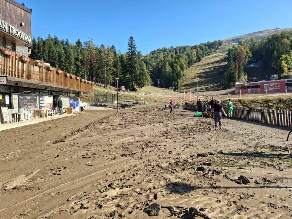 <p>Zaposleni u Skijalištima Crne Gore od jutros uklanjaju blato i čiste pogođene površine kako bi spriječili dodatnu štetu. Procjenjuje se da će za potpunu sanaciju štete biti potrebno oko 10.000 eura</p>