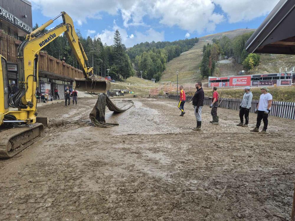 <p>Zaposleni u Skijalištima Crne Gore od jutros uklanjaju blato i čiste pogođene površine kako bi spriječili dodatnu štetu. Procjenjuje se da će za potpunu sanaciju štete biti potrebno oko 10.000 eura</p>