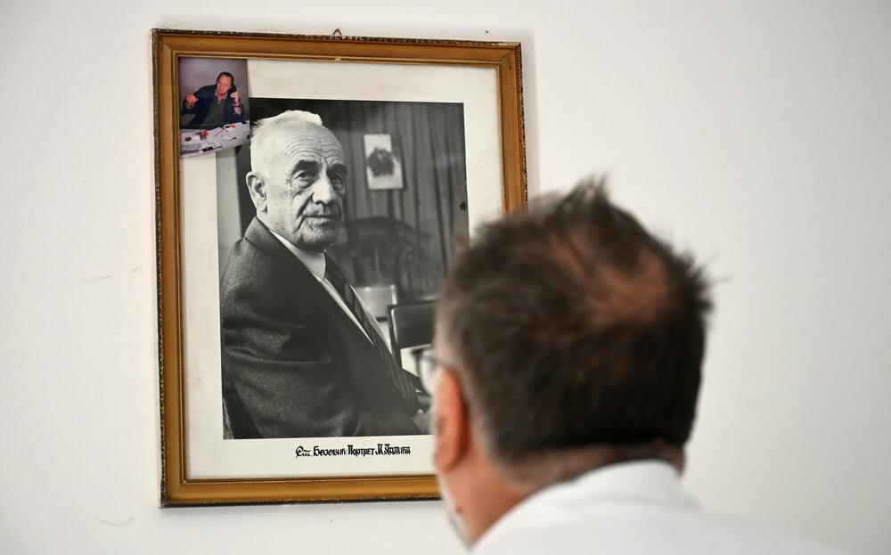 <p>Kuća kupljena prije 18 godina u čast pisca od tada zvrji poluprazna, a na Lalića podsjeća jedino jedna fotografija ko zna kada okačena na zid</p>  <p>Trepča za Lalića nije bila samo mjesto rođenja. U tom selu, u kojem je rođen 1914. godine, proveo je djetinjstvo obilježeno ranim gubicima, tu je krenuo u školu, upoznao prve knjige i počeo da otkriva svijet koji će postati građa njegove književnosti</p>