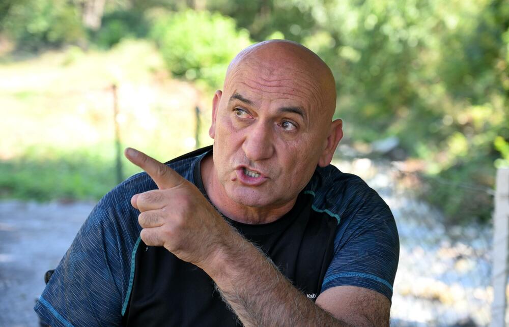 <p>Kuća kupljena prije 18 godina u čast pisca od tada zvrji poluprazna, a na Lalića podsjeća jedino jedna fotografija ko zna kada okačena na zid</p>  <p>Trepča za Lalića nije bila samo mjesto rođenja. U tom selu, u kojem je rođen 1914. godine, proveo je djetinjstvo obilježeno ranim gubicima, tu je krenuo u školu, upoznao prve knjige i počeo da otkriva svijet koji će postati građa njegove književnosti</p>