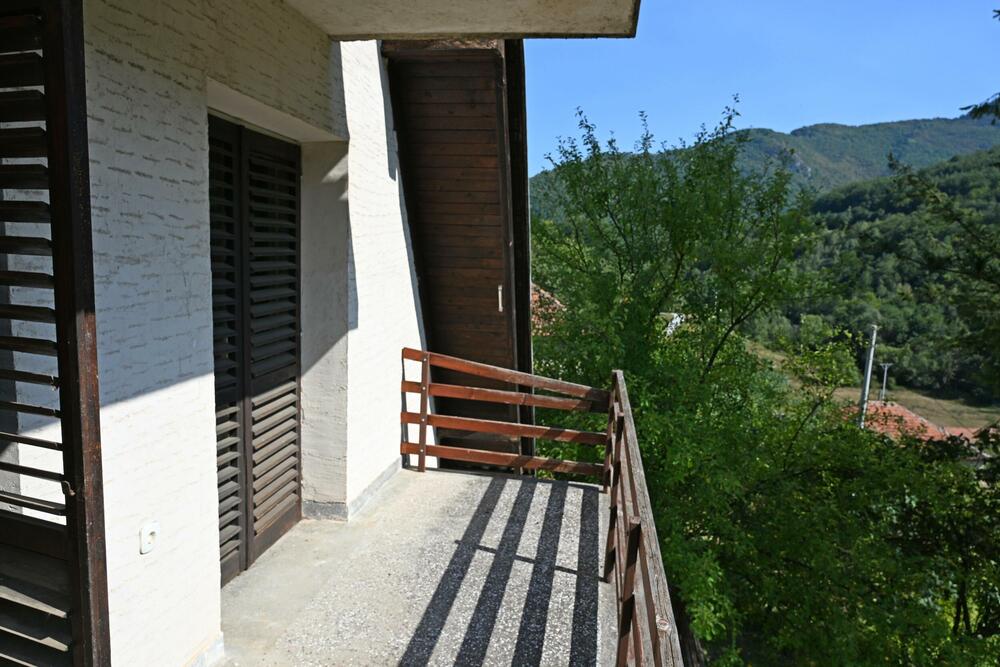 <p>Kuća kupljena prije 18 godina u čast pisca od tada zvrji poluprazna, a na Lalića podsjeća jedino jedna fotografija ko zna kada okačena na zid</p>  <p>Trepča za Lalića nije bila samo mjesto rođenja. U tom selu, u kojem je rođen 1914. godine, proveo je djetinjstvo obilježeno ranim gubicima, tu je krenuo u školu, upoznao prve knjige i počeo da otkriva svijet koji će postati građa njegove književnosti</p>
