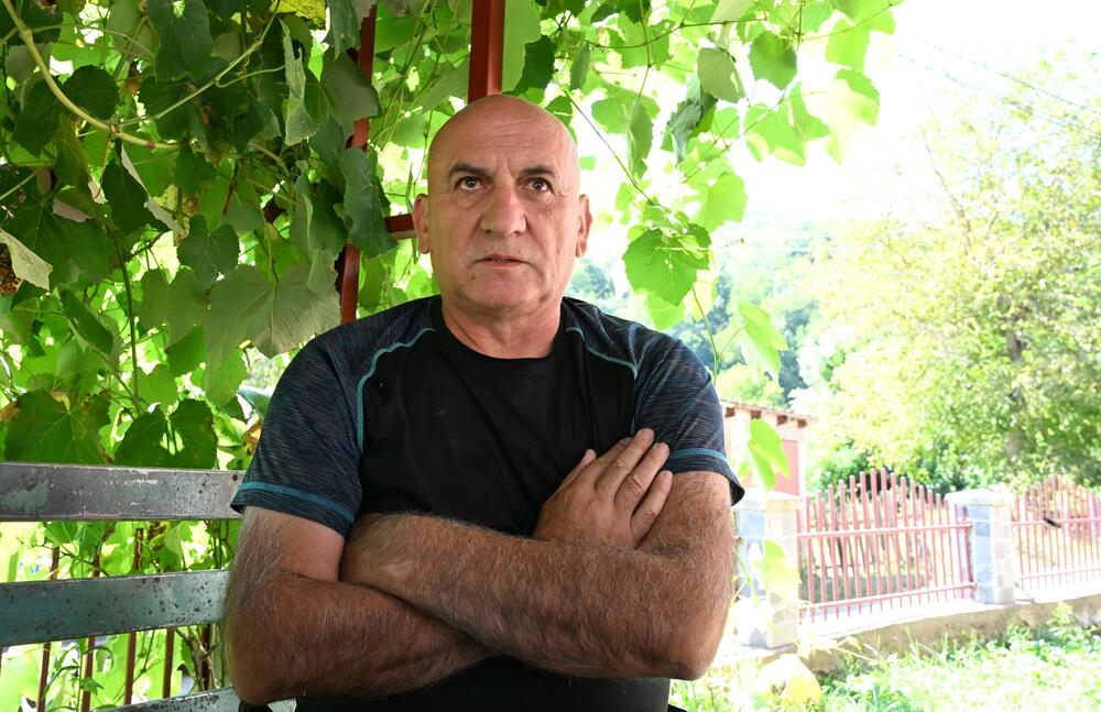 <p>Kuća kupljena prije 18 godina u čast pisca od tada zvrji poluprazna, a na Lalića podsjeća jedino jedna fotografija ko zna kada okačena na zid</p>  <p>Trepča za Lalića nije bila samo mjesto rođenja. U tom selu, u kojem je rođen 1914. godine, proveo je djetinjstvo obilježeno ranim gubicima, tu je krenuo u školu, upoznao prve knjige i počeo da otkriva svijet koji će postati građa njegove književnosti</p>