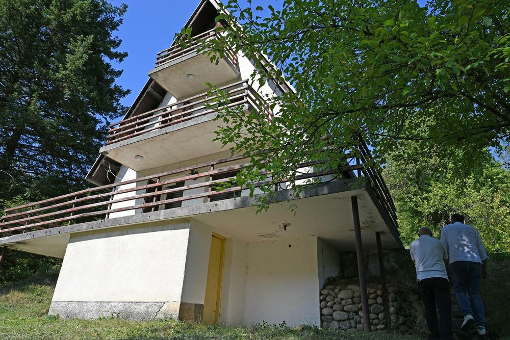 <p>Kuća kupljena prije 18 godina u čast pisca od tada zvrji poluprazna, a na Lalića podsjeća jedino jedna fotografija ko zna kada okačena na zid</p>  <p>Trepča za Lalića nije bila samo mjesto rođenja. U tom selu, u kojem je rođen 1914. godine, proveo je djetinjstvo obilježeno ranim gubicima, tu je krenuo u školu, upoznao prve knjige i počeo da otkriva svijet koji će postati građa njegove književnosti</p>