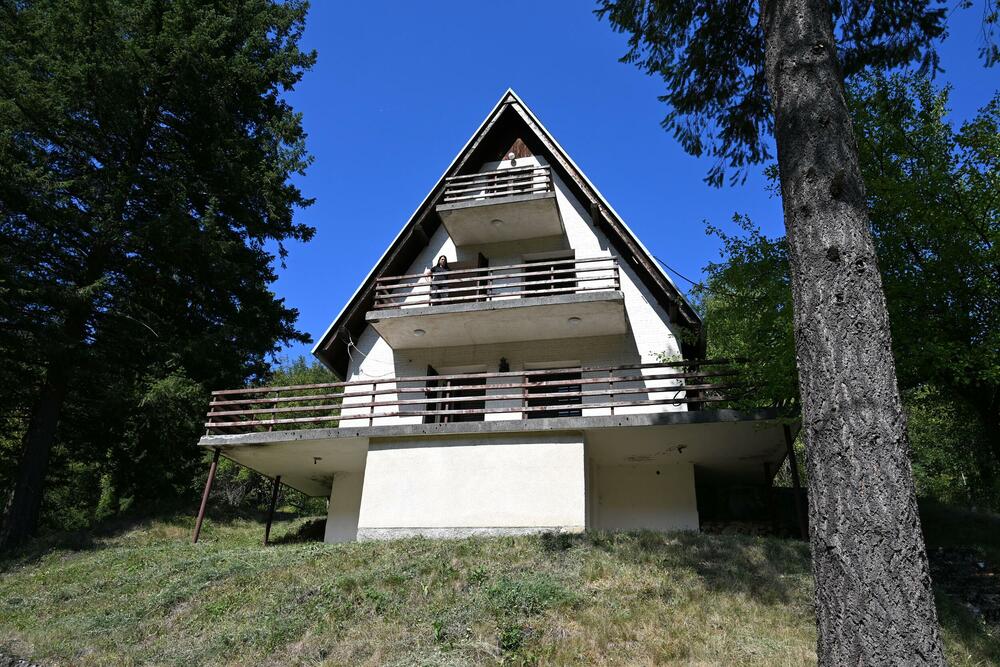 <p>Kuća kupljena prije 18 godina u čast pisca od tada zvrji poluprazna, a na Lalića podsjeća jedino jedna fotografija ko zna kada okačena na zid</p>  <p>Trepča za Lalića nije bila samo mjesto rođenja. U tom selu, u kojem je rođen 1914. godine, proveo je djetinjstvo obilježeno ranim gubicima, tu je krenuo u školu, upoznao prve knjige i počeo da otkriva svijet koji će postati građa njegove književnosti</p>