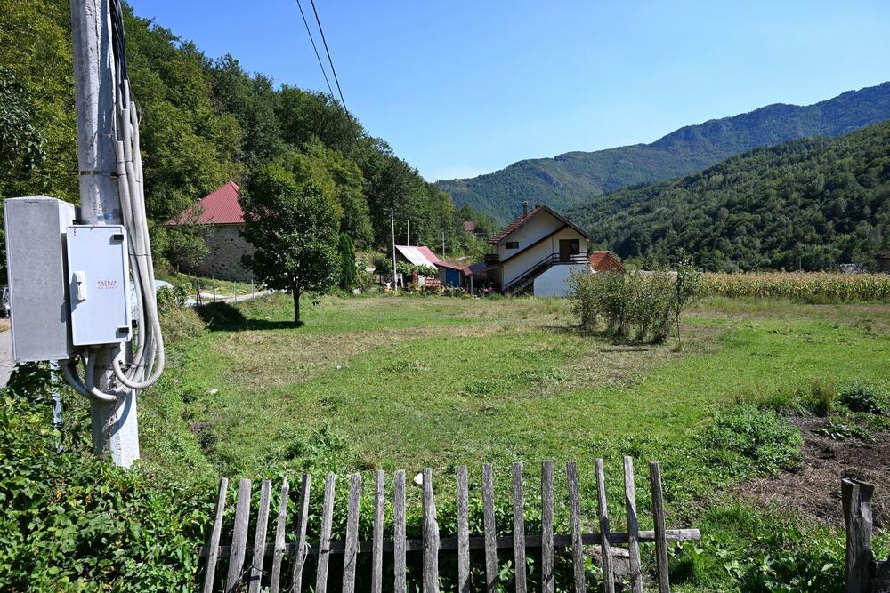 <p>Kuća kupljena prije 18 godina u čast pisca od tada zvrji poluprazna, a na Lalića podsjeća jedino jedna fotografija ko zna kada okačena na zid</p>  <p>Trepča za Lalića nije bila samo mjesto rođenja. U tom selu, u kojem je rođen 1914. godine, proveo je djetinjstvo obilježeno ranim gubicima, tu je krenuo u školu, upoznao prve knjige i počeo da otkriva svijet koji će postati građa njegove književnosti</p>
