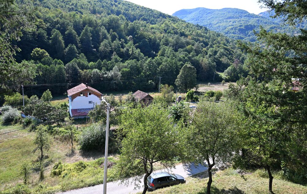 <p>Kuća kupljena prije 18 godina u čast pisca od tada zvrji poluprazna, a na Lalića podsjeća jedino jedna fotografija ko zna kada okačena na zid</p>  <p>Trepča za Lalića nije bila samo mjesto rođenja. U tom selu, u kojem je rođen 1914. godine, proveo je djetinjstvo obilježeno ranim gubicima, tu je krenuo u školu, upoznao prve knjige i počeo da otkriva svijet koji će postati građa njegove književnosti</p>