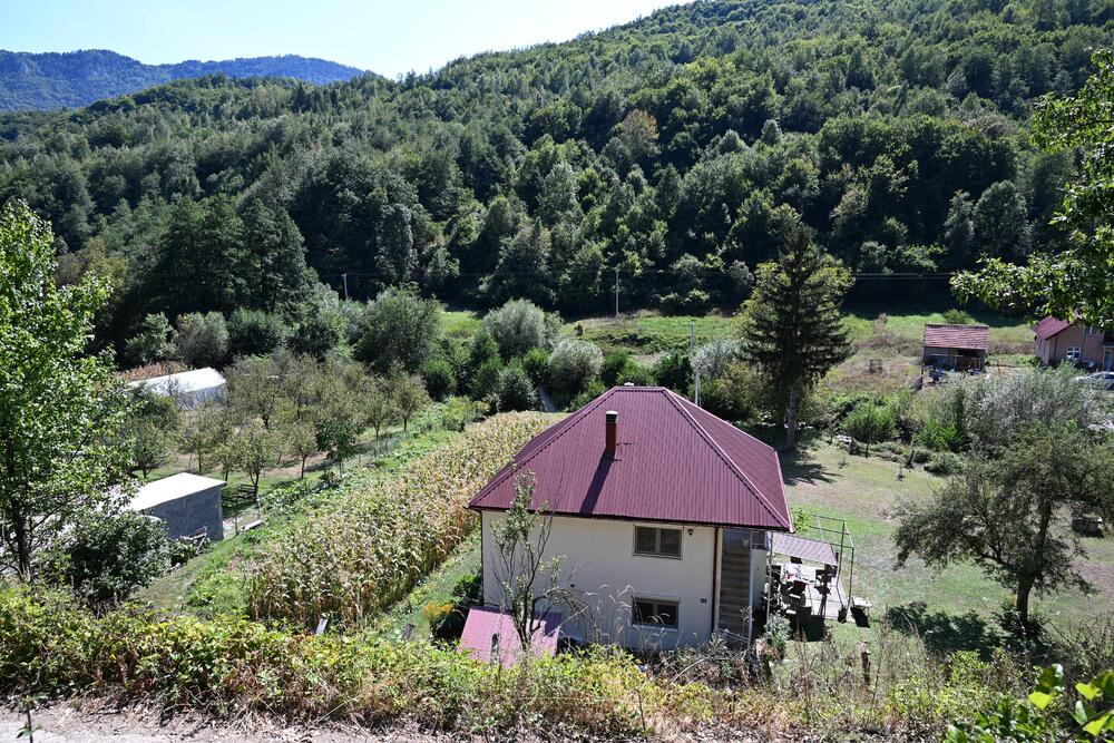 <p>Kuća kupljena prije 18 godina u čast pisca od tada zvrji poluprazna, a na Lalića podsjeća jedino jedna fotografija ko zna kada okačena na zid</p>  <p>Trepča za Lalića nije bila samo mjesto rođenja. U tom selu, u kojem je rođen 1914. godine, proveo je djetinjstvo obilježeno ranim gubicima, tu je krenuo u školu, upoznao prve knjige i počeo da otkriva svijet koji će postati građa njegove književnosti</p>