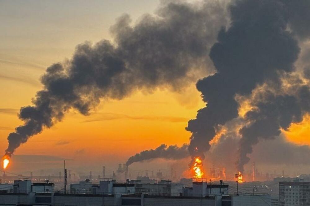 Dim iznad rafinerije u Moskovskoj oblasti posle ukrajinskog napada, Foto: Reuters