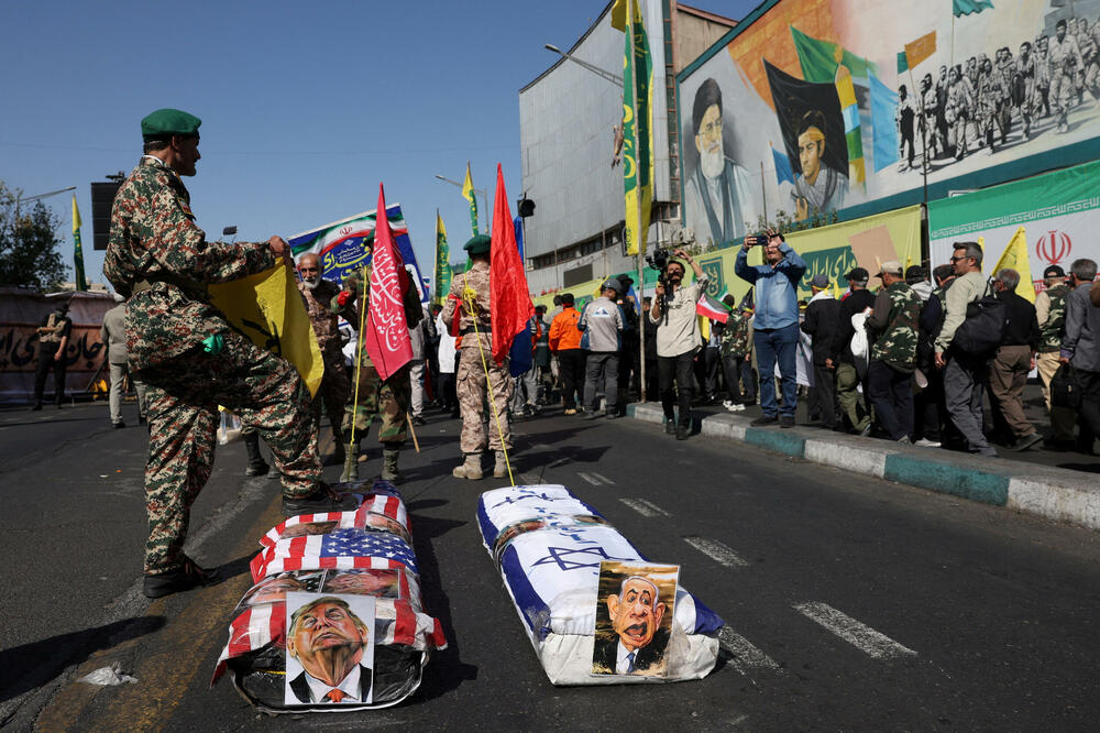 Kovčezi sa likovima američkog predsjednika Donalda Trampa i izraelskog premijera Benjamina Netanjahua tokom vojne parade u Teheranu, glavnom gradu Irana, 18. septembra 2026., Foto: Reuters
