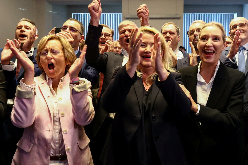 Glavna kandidatkinja Alternative za Njemačku (AfD) Kristin Brinker i kopredsjednica AfD-a Alis Vajdel reaguju nakon objavljivanja izlaznih anketa po završetku glasanja na pokrajinskim izborima u Berlinu