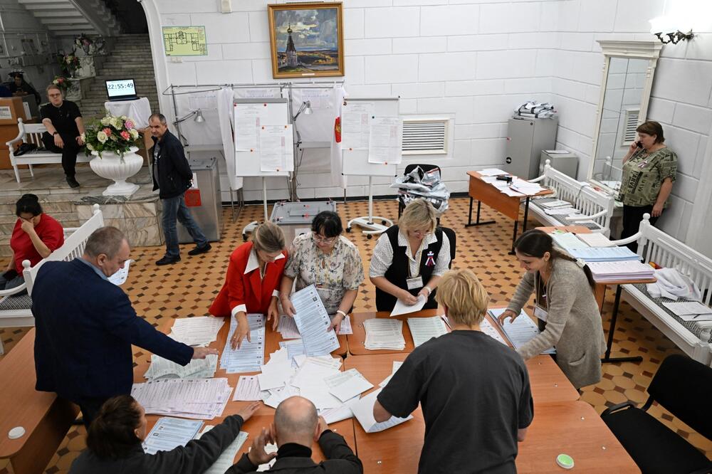 Članovi lokalne izborne komisije broje glasačke listiće nakon zatvaranja biračkih mjesta posljednjeg dana trodnevnih parlamentarnih izbora u Rusiji, u gradu Krasnojarsku, Foto: Reuters