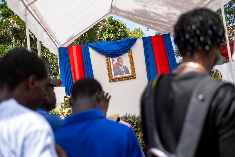 Ljudi čekaju u redu da se upišu u knjigu žalosti u čast ubijenog predsjednika Haitija Žovenela Moiza u Kap-Aisjenu, na Haitiju, 21. jula 2021., Foto: Reuters