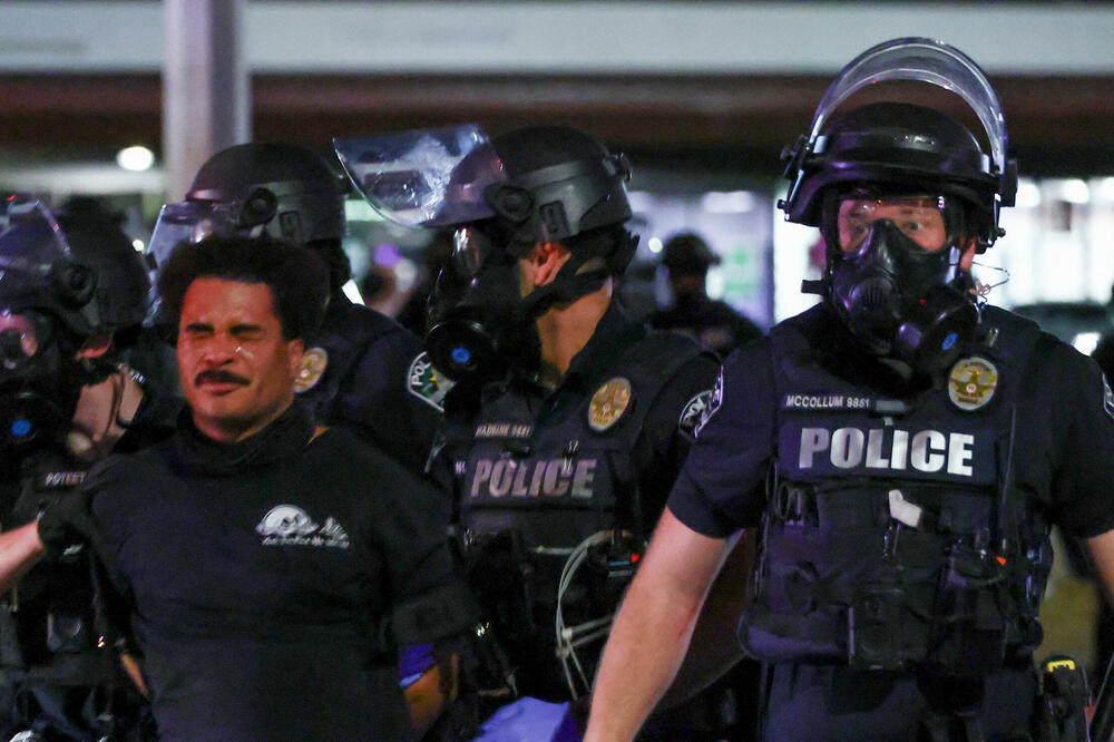 Policajci privode muškarca tokom protesta nakon što je pripadnik američke Imigracione i carinske službe (ICE) pucao na muškarca i ranio ga, kako su saopštili gradski zvaničnici, u Ostinu, u Teksasu, SAD, 20. septembra 2026. godine., Foto: Reuters