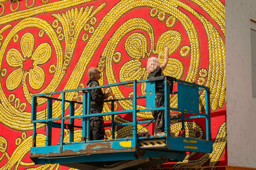 <p>Mural Lab Šavnik 2026 okupio umjetnike iz Crne Gore, regiona i Evrope, a grad sada krasi šest novih murala inspirisanih crnogorskim nasljeđem, prirodom i savremenom umjetnošću</p>