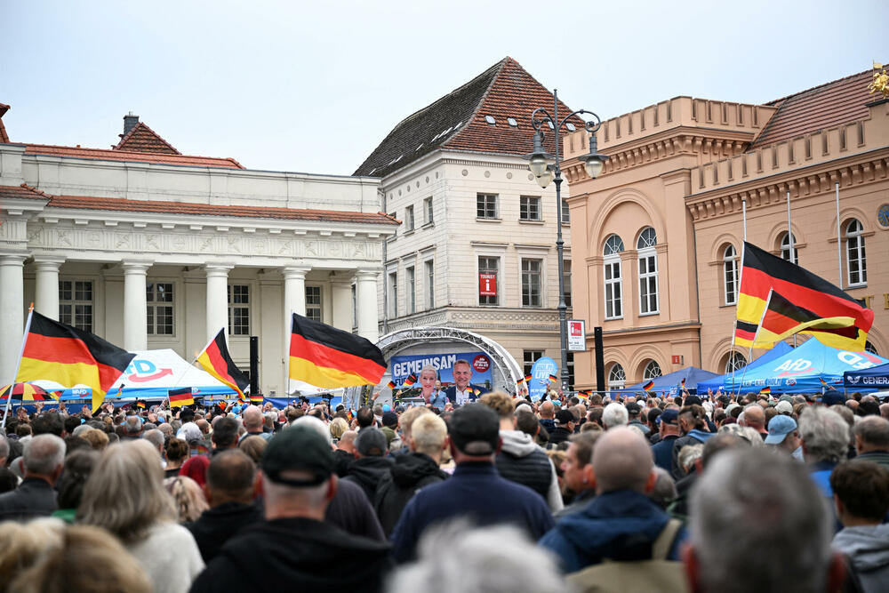 Pristalice AfD-a na predizbornom skupu  uoči izbora u pokrajini Meklenburg - Zapadna Pomeranija 