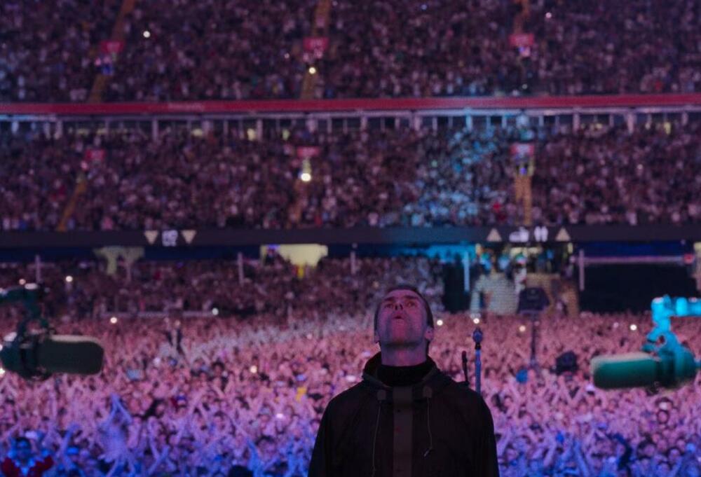 Detalj iz filma: Liam na jednom od koncerata