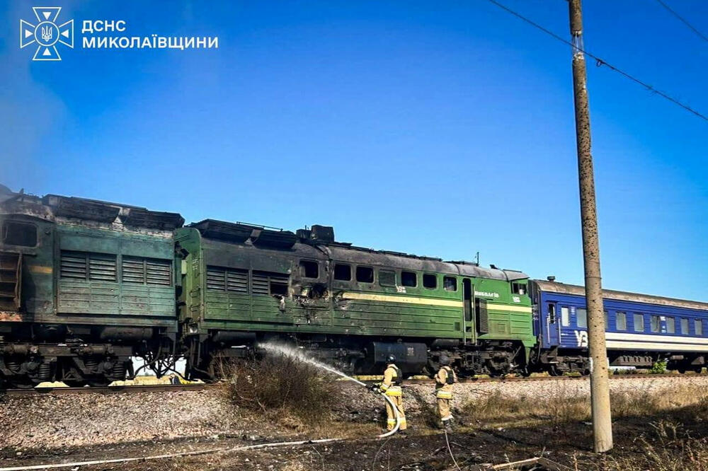 Vatrogasci intervenišu na mjestu gdje je lokomotiva putničkog voza pogođena u napadu ruskog drona, tokom ruskog napada na Ukrajinu, u Nikolajevskoj oblasti, 16. septembra 2026. godine., Foto: Reuters