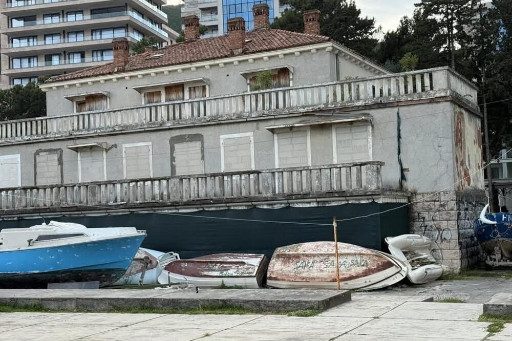 Oronula zgrada JRB-a, Foto: Privatna arhiva