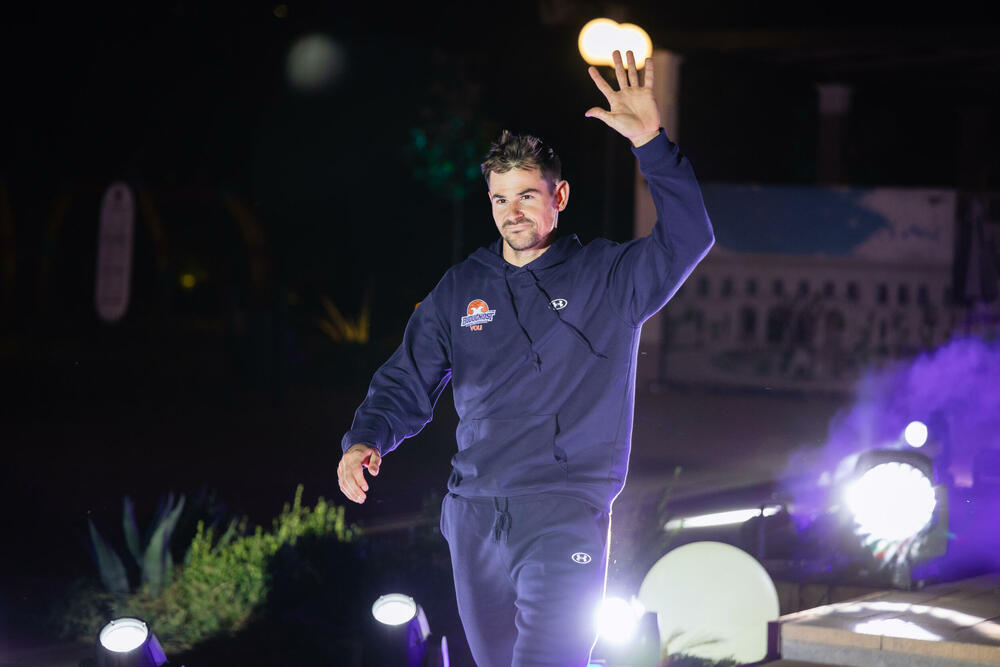 <p>- Od naših igrača očekujem da svaki put kada obuku plavi dres znaju koliko on znači ljudima koji ih bodre - poručio je Dragan Bokan, predsjednik "plavo-bijeli" tokom manifestacije "Plava noć" na kojoj se tradicionalno najavljuju nova sezona i ambicije kluba</p>