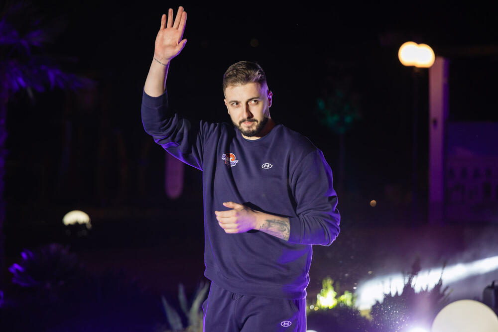 <p>- Od naših igrača očekujem da svaki put kada obuku plavi dres znaju koliko on znači ljudima koji ih bodre - poručio je Dragan Bokan, predsjednik "plavo-bijeli" tokom manifestacije "Plava noć" na kojoj se tradicionalno najavljuju nova sezona i ambicije kluba</p>