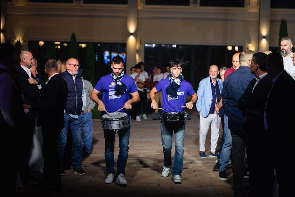 <p>- Od naših igrača očekujem da svaki put kada obuku plavi dres znaju koliko on znači ljudima koji ih bodre - poručio je Dragan Bokan, predsjednik "plavo-bijeli" tokom manifestacije "Plava noć" na kojoj se tradicionalno najavljuju nova sezona i ambicije kluba</p>