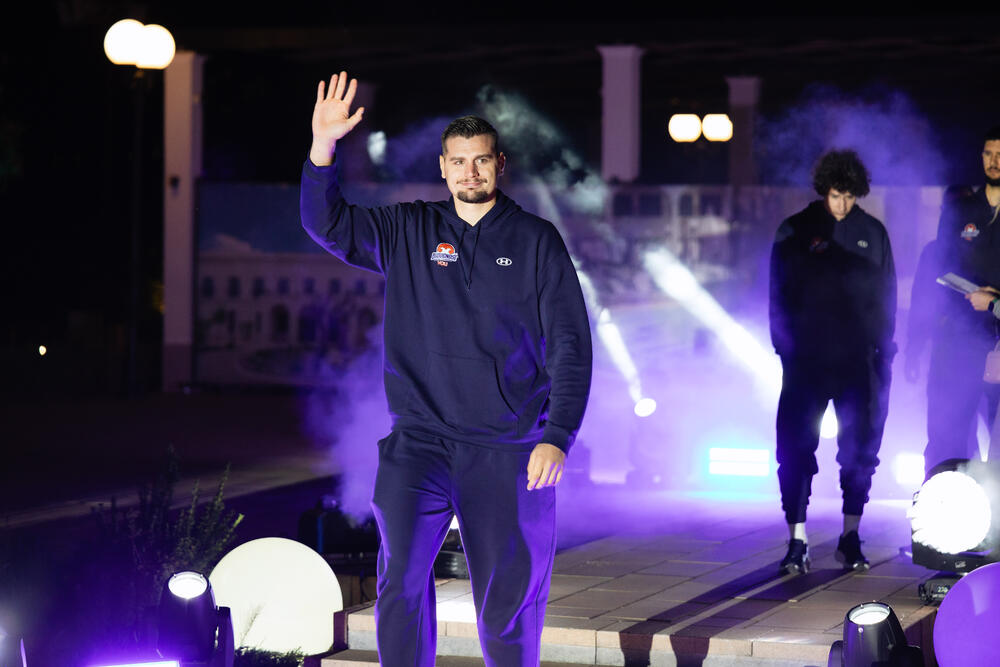 <p>- Od naših igrača očekujem da svaki put kada obuku plavi dres znaju koliko on znači ljudima koji ih bodre - poručio je Dragan Bokan, predsjednik "plavo-bijeli" tokom manifestacije "Plava noć" na kojoj se tradicionalno najavljuju nova sezona i ambicije kluba</p>