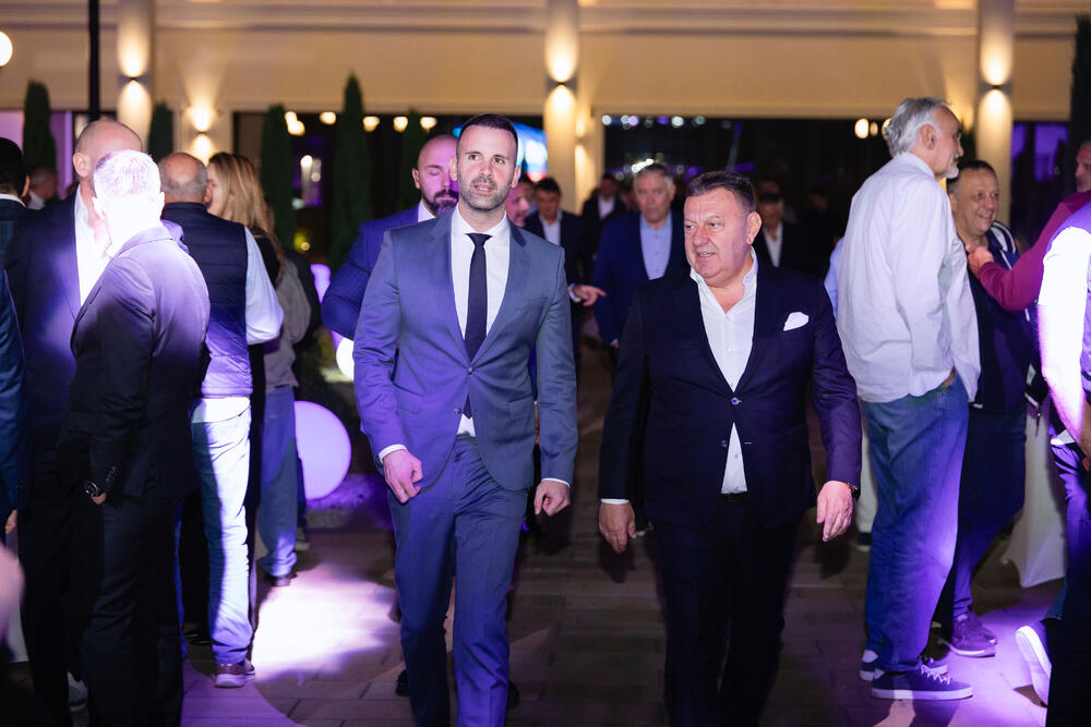 <p>- Od naših igrača očekujem da svaki put kada obuku plavi dres znaju koliko on znači ljudima koji ih bodre - poručio je Dragan Bokan, predsjednik "plavo-bijeli" tokom manifestacije "Plava noć" na kojoj se tradicionalno najavljuju nova sezona i ambicije kluba</p>