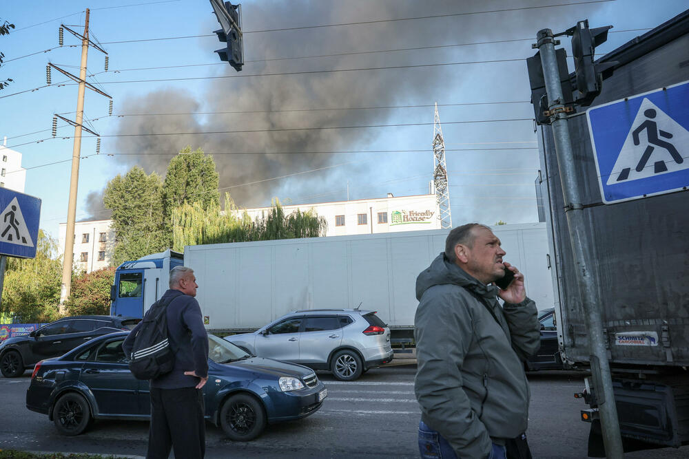 <p>Gradonačelnik Kijeva Vitalij Kličko je naveo da su ostaci drona pali u Solomjanskom okrugu glavnog grada, na prostoru između stambenih zgrada, dok je požar izbio u krugu jedne transportne kompanije</p>