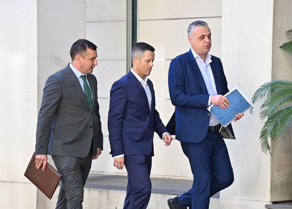 <p>Primorske opštine će nastojati da pronađu alternativni način kojim će se nadokanditi već sada izvjesno uvećanje naknada za lične dohotke, dok su predstavnici centralnog i sjevnјrnog regiona tražili od premijera da se uvede klauzula kompenzatornih mjera kojima će se nadoknaditi sredstva ako primjenom euro modela bude značajno manji prihod od budžeta ovih lokalnih samouprava, kazao je "Vijestima" predsjednik Opštine Bar.</p>