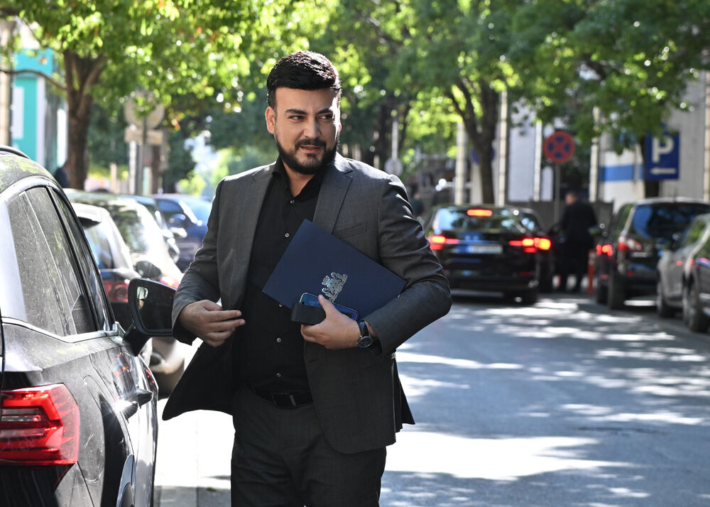 <p>Primorske opštine će nastojati da pronađu alternativni način kojim će se nadokanditi već sada izvjesno uvećanje naknada za lične dohotke, dok su predstavnici centralnog i sjevnјrnog regiona tražili od premijera da se uvede klauzula kompenzatornih mjera kojima će se nadoknaditi sredstva ako primjenom euro modela bude značajno manji prihod od budžeta ovih lokalnih samouprava, kazao je "Vijestima" predsjednik Opštine Bar.</p>
