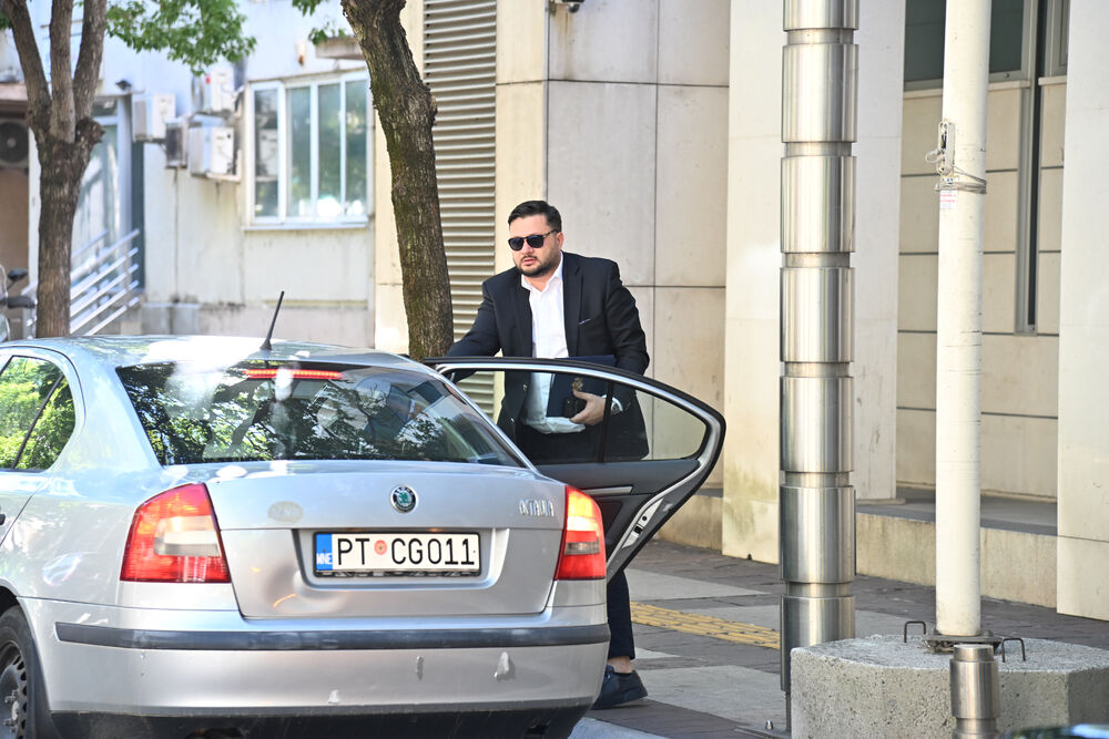 <p>Primorske opštine će nastojati da pronađu alternativni način kojim će se nadokanditi već sada izvjesno uvećanje naknada za lične dohotke, dok su predstavnici centralnog i sjevnјrnog regiona tražili od premijera da se uvede klauzula kompenzatornih mjera kojima će se nadoknaditi sredstva ako primjenom euro modela bude značajno manji prihod od budžeta ovih lokalnih samouprava, kazao je "Vijestima" predsjednik Opštine Bar.</p>