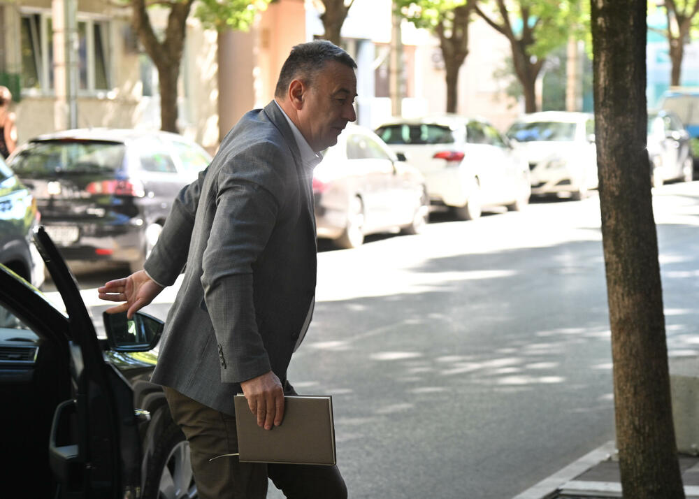<p>Primorske opštine će nastojati da pronađu alternativni način kojim će se nadokanditi već sada izvjesno uvećanje naknada za lične dohotke, dok su predstavnici centralnog i sjevnјrnog regiona tražili od premijera da se uvede klauzula kompenzatornih mjera kojima će se nadoknaditi sredstva ako primjenom euro modela bude značajno manji prihod od budžeta ovih lokalnih samouprava, kazao je "Vijestima" predsjednik Opštine Bar.</p>