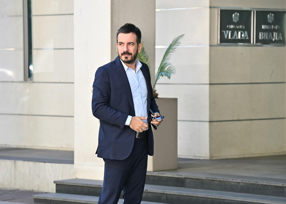 <p>"U konstruktivnom razgovoru sa predsjednicima opština konstatovali smo da ćemo zajedničkim radom i punom koordinacijom lokalne i centralne vlasti učiniti 'Euro model' pravim odgovorom za najveći izazov koji kroji budućnost naše zemlje", napisao je premijer Milojko Spajić na društvenoj mreži Iks</p>