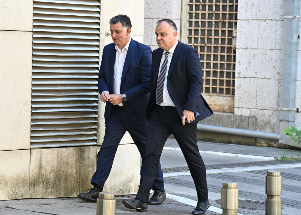 <p>"U konstruktivnom razgovoru sa predsjednicima opština konstatovali smo da ćemo zajedničkim radom i punom koordinacijom lokalne i centralne vlasti učiniti 'Euro model' pravim odgovorom za najveći izazov koji kroji budućnost naše zemlje", napisao je premijer Milojko Spajić na društvenoj mreži Iks</p>