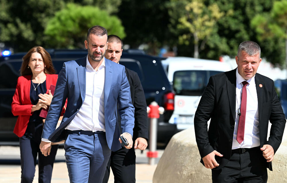 <p>Sastanak se održava u okviru proširene sjednice Upravnog odbora Unije poslodavaca Crne Gore (UPCG), a poslodavci očekuju dodatna objašnjenja predloženih mjera i njihovog uticaja na poslovanje i privredu u cjelini</p>