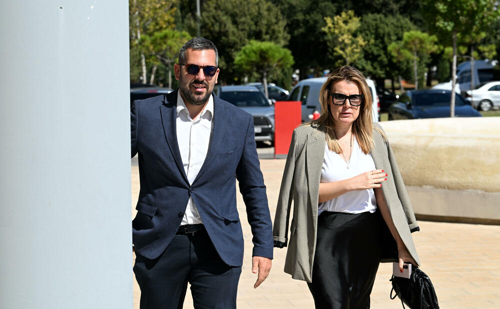 <p>Sastanak se održava u okviru proširene sjednice Upravnog odbora Unije poslodavaca Crne Gore (UPCG), a poslodavci očekuju dodatna objašnjenja predloženih mjera i njihovog uticaja na poslovanje i privredu u cjelini</p>