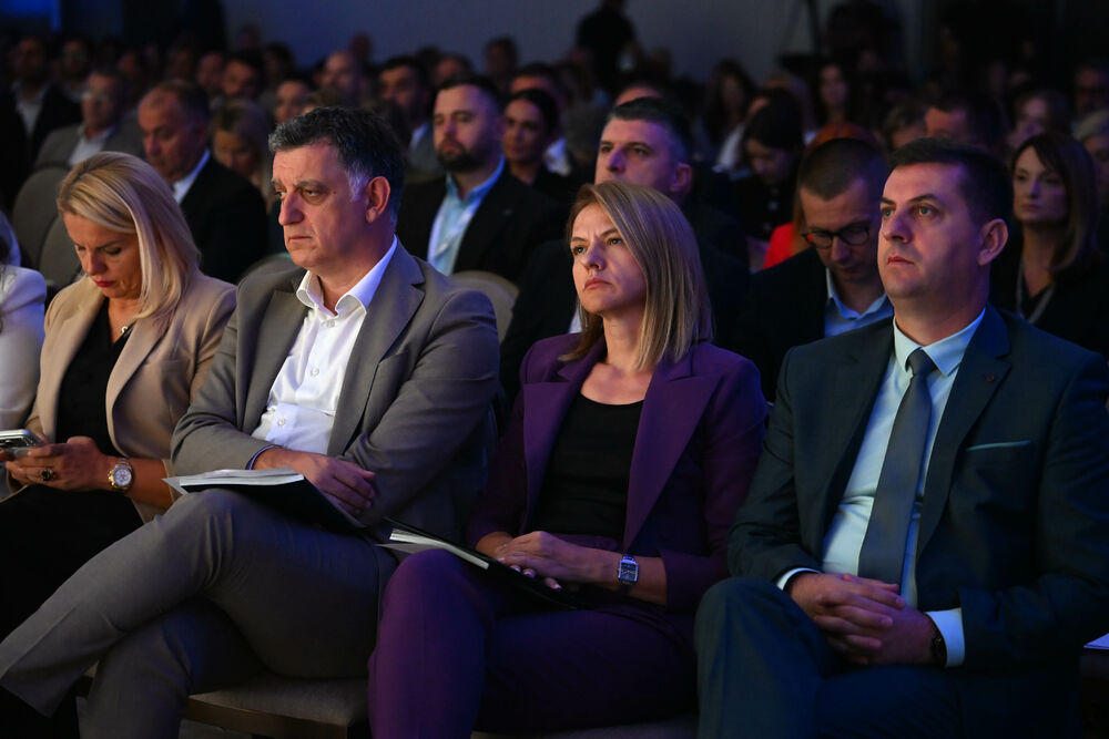 <p>Vijesti organizovale konferenciju koja je okupila okupiće predstavnike institucija, međunarodnih organizacija, poslovne, akademske i finansijske zajednice, civilnog sektora, kao i stručnjake iz oblasti održivog razvoja, energetike, investicija i ESG-a</p>