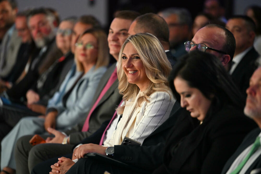 <p>Vijesti organizovale konferenciju koja je okupila okupiće predstavnike institucija, međunarodnih organizacija, poslovne, akademske i finansijske zajednice, civilnog sektora, kao i stručnjake iz oblasti održivog razvoja, energetike, investicija i ESG-a</p>
