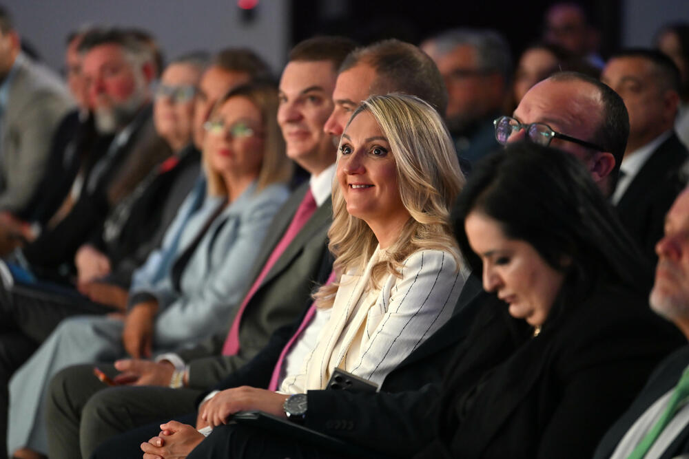 <p>Vijesti organizovale konferenciju koja je okupila okupiće predstavnike institucija, međunarodnih organizacija, poslovne, akademske i finansijske zajednice, civilnog sektora, kao i stručnjake iz oblasti održivog razvoja, energetike, investicija i ESG-a</p>