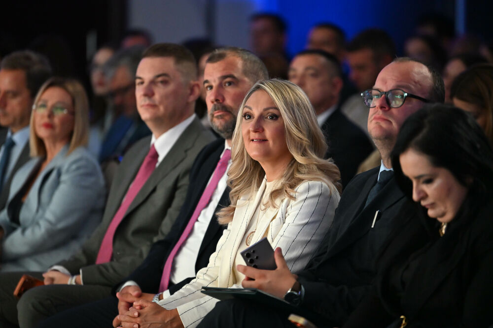 <p>Vijesti organizovale konferenciju koja je okupila okupiće predstavnike institucija, međunarodnih organizacija, poslovne, akademske i finansijske zajednice, civilnog sektora, kao i stručnjake iz oblasti održivog razvoja, energetike, investicija i ESG-a</p>