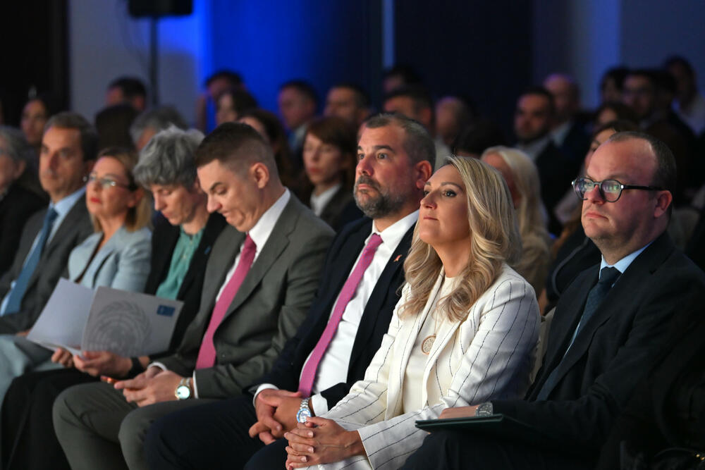 <p>Vijesti organizovale konferenciju koja je okupila okupiće predstavnike institucija, međunarodnih organizacija, poslovne, akademske i finansijske zajednice, civilnog sektora, kao i stručnjake iz oblasti održivog razvoja, energetike, investicija i ESG-a</p>