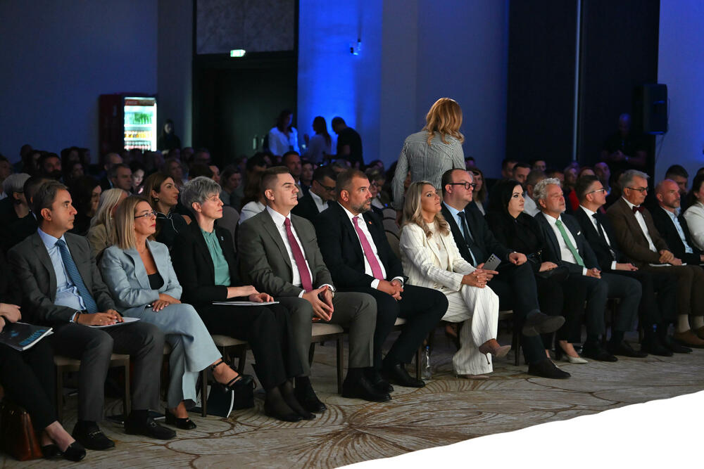 <p>Vijesti organizovale konferenciju koja je okupila okupiće predstavnike institucija, međunarodnih organizacija, poslovne, akademske i finansijske zajednice, civilnog sektora, kao i stručnjake iz oblasti održivog razvoja, energetike, investicija i ESG-a</p>