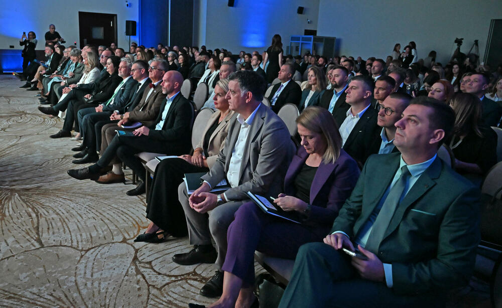 <p>Vijesti organizovale konferenciju koja je okupila okupiće predstavnike institucija, međunarodnih organizacija, poslovne, akademske i finansijske zajednice, civilnog sektora, kao i stručnjake iz oblasti održivog razvoja, energetike, investicija i ESG-a</p>