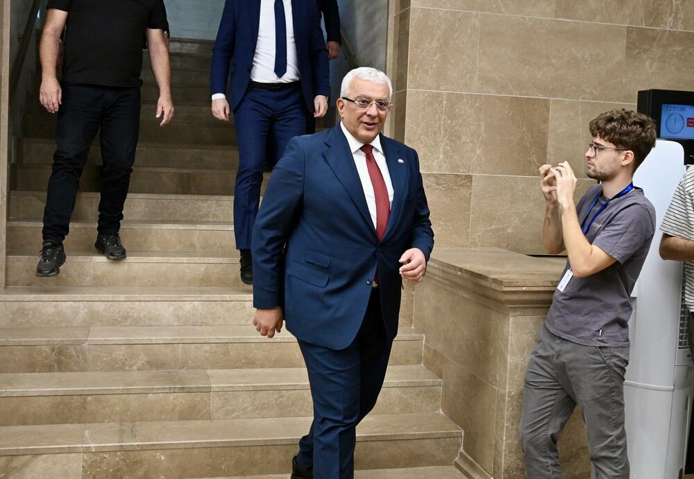 <p>Na dnevnom redu današnje vanredne sjednice Skupštine bio predlog za smjenu šefa parlamenta</p>