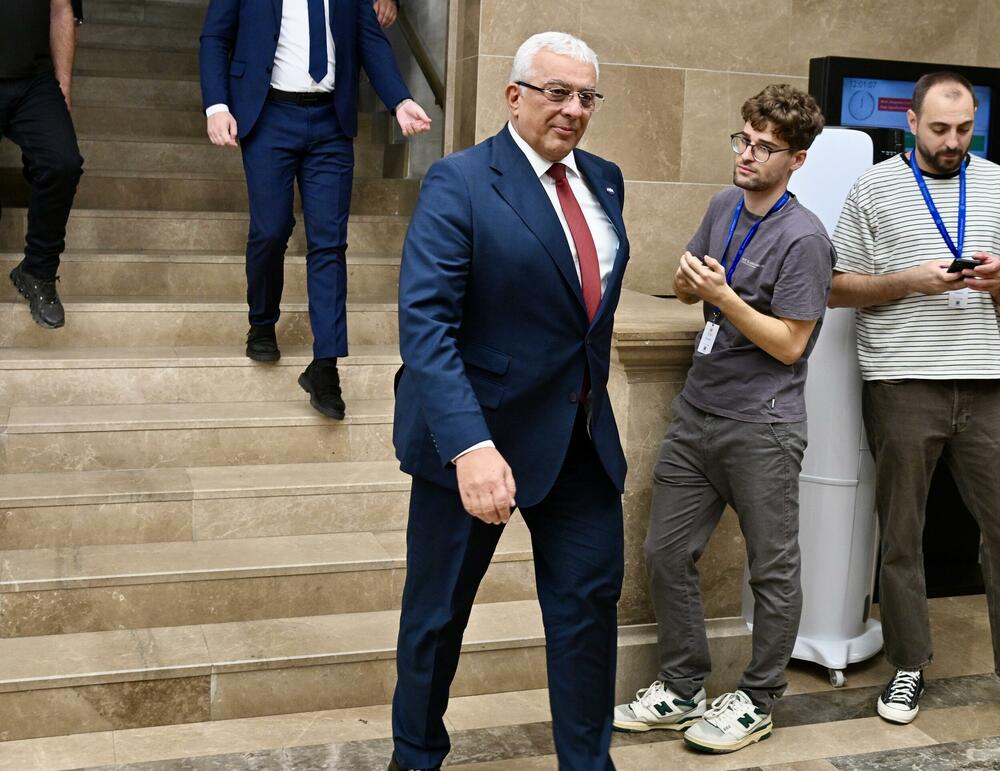 <p>Na dnevnom redu današnje vanredne sjednice Skupštine bio predlog za smjenu šefa parlamenta</p>