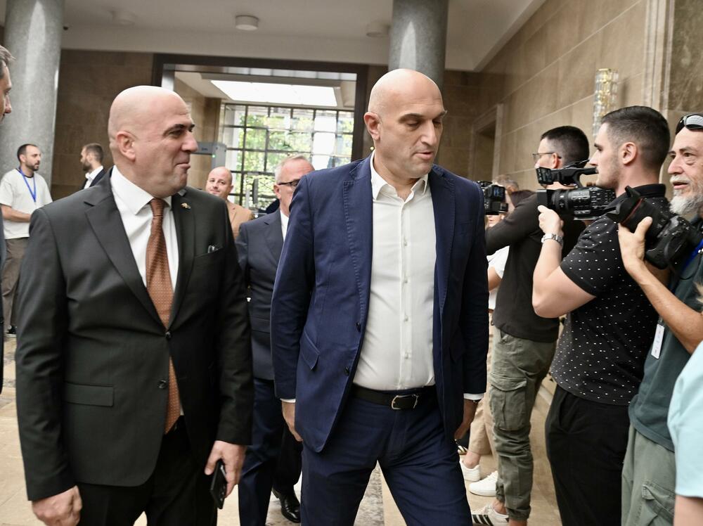 <p>Na dnevnom redu današnje vanredne sjednice Skupštine bio predlog za smjenu šefa parlamenta</p>